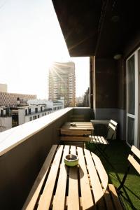 un tavolo su un balcone con vista sulla città di Ultracentral Dreamland Apartment 3 Bdrm a Bucarest