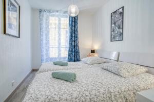Sublime, modern, balconies, a/c, refurbished