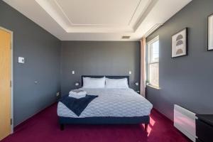 a bedroom with a large bed in a room at Urban Nest, 1-BDRM Apt in Halifax