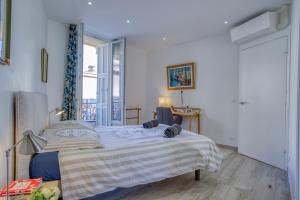 Postel nebo postele na pokoji v ubytování Sublime, modern, balconies, a/c, refurbished