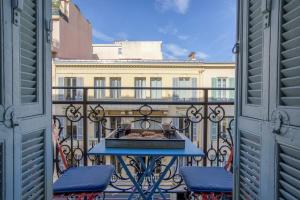 Sublime, modern, balconies, a/c, refurbished