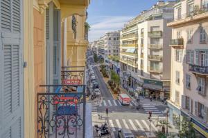 Sublime, modern, balconies, a/c, refurbished