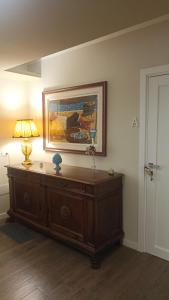 ein Zimmer mit einem Tisch mit einer Lampe und einem Gemälde an der Wand in der Unterkunft open in Potenza