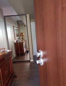 eine Tür mit Türknauf in einem Zimmer in der Unterkunft open in Potenza