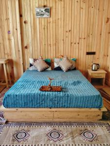 Säng eller sängar i ett rum på Golden heritage dharali