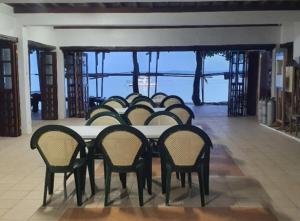 um grupo de cadeiras sentadas numa mesa numa sala em Feelgood Whitesand Resort em Lapu Lapu City
