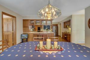 Kuchyň nebo kuchyňský kout v ubytování Deer Lake Retreat