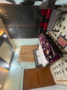 Una habitación pequeña con cama y armarios. en Shri Ram Gopal Residency, en Faizābād