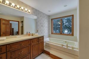 Koupelna v ubytování Deer Lake Retreat + 58 fotografií