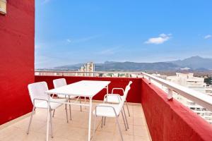 einen Tisch und Stühle auf einem Balkon mit Aussicht in der Unterkunft Danio in Playa de Gandia