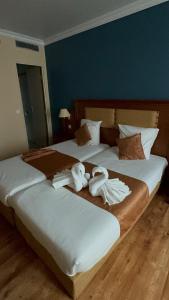 Un pat sau paturi într-o cameră la 121 Paris Hotel