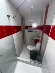 La salle de bains est pourvue d'une douche, de toilettes et d'un lavabo. dans l'établissement Viveros 2 hab moderno, tranquilo y familiar., à Manizales
