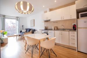 kuchnia i salon ze stołem i krzesłami w obiekcie 41PAR1022 - Luminous apartment in Sant Antoni w Barcelonie
