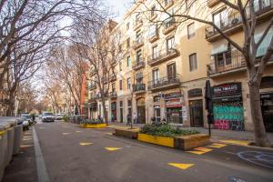 pusta ulica w mieście z budynkami w obiekcie 41PAR1022 - Luminous apartment in Sant Antoni w Barcelonie