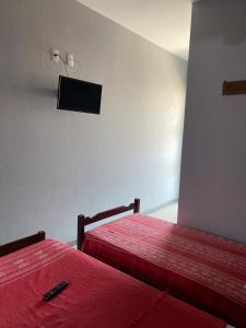 - une chambre avec 2 lits et une télévision murale dans l'établissement Hotel Art Final, à Marataizes