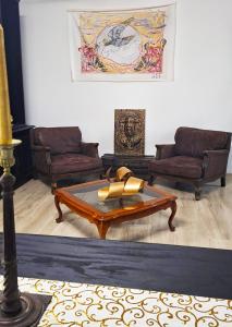 a living room with a coffee table and couches at Galeria Design Art in Florianópolis