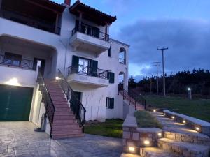 un gran edificio blanco con escaleras y luces en Myrina View 2 en Mirina