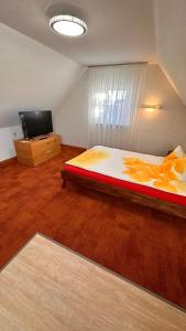 フリードリヒスハーフェンにあるPE Loft Centralのベッドルーム(ベッド1台、薄型テレビ付)