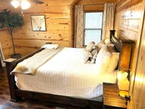 Postelja oz. postelje v sobi nastanitve 4BR/3Bth family cabin with a hot tub, sleeps 14