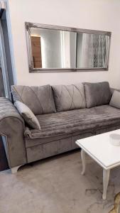 Sofá marrón en la sala de estar con mesa en Apartment BN MAGIC, en Bijeljina 13 fotos más