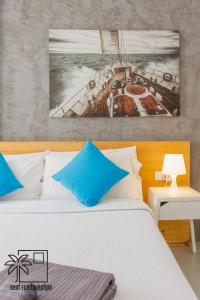 um quarto com uma cama e um quadro na parede em Casa Design In the center by iRent Fuerteventura em Corralejo