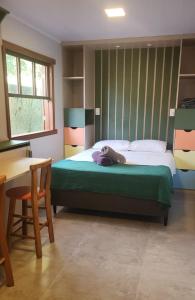 Un dormitorio con una cama con un osito de peluche. en Moçamba LODGE Contêiner, en Florianópolis