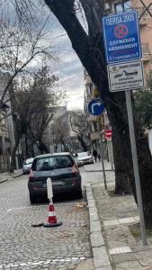 un panneau indiquant la rue et une voiture garée dans une rue dans l'établissement Romantica Apartament, à Plovdiv