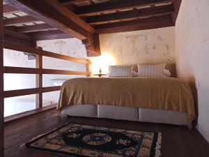 - une chambre avec un lit et un tapis au sol dans l'établissement Renaissance Suite, à Ferrare
