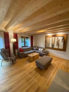 sala de estar con sofá y mesa en Ferienhaus Karlchen en Oberaichwald