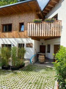 uma casa com um deque de madeira e um pátio em Ferienhaus Karlchen em Oberaichwald