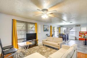 Zona d'estar a Charming Lawton Escape with Patio and Grills!