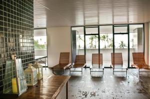 - un ensemble de chaises assises dans une pièce avec fenêtres dans l'établissement 405 - D NO MELHOR DE FORTALEZA Landscape, à Fortaleza