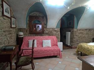 a bedroom with a pink bed in a room at MuntaeCara Hotel Diffuso in Apricale