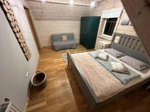 - une chambre avec un lit et une chaise dans l'établissement Nad Grajcarkiem, à Szczawnica