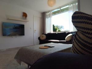 sala de estar con sofá y mesa en Apartamento en la Playa - Alicante, Costa Blanca - Los Olivos, en Alicante