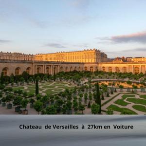 un grande edificio con giardino di fronte di LE Repaire Du Capitaine a Chanteloup-les-Vignes