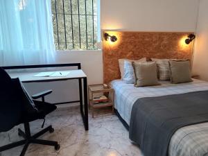 アリカンテにあるApartamento en la Playa - Alicante, Costa Blanca - Los Olivosのベッドルーム1室(ベッド1台、デスク、デスク付)