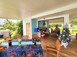 Posezení v ubytování Duplex en bord de mer Fare Tahitea Pension