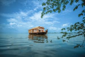 un barco en medio de un gran cuerpo de agua en Alice Houseboats Alleppey en Alleppey