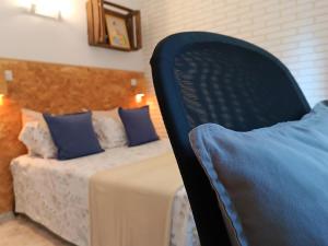 Habitación con cama y sofá con almohadas azules. en Apartamento en la Playa - Alicante, Costa Blanca - Los Olivos, en Alicante