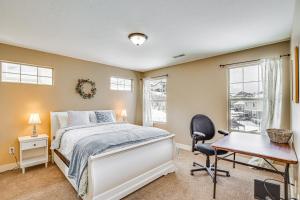 1 dormitorio con cama, escritorio y silla en Draper Townhome with Mountain Views Hike and Ski!, en Draper