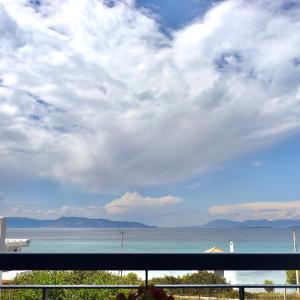 - Balcón con vistas al océano en 2 Ambelia paradise, en Megalochori