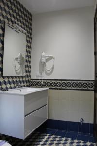 y baño con lavabo y espejo. en Alojamiento Rural La Estrella de David, en Almagro