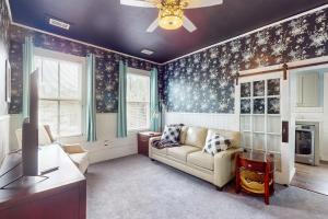 a living room with a couch and floral wallpaper at The Charm of Wilmington in Wilmington