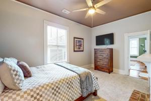 Schlafzimmer mit einem Bett und einem Deckenventilator in der Unterkunft The Charm of Wilmington in Wilmington