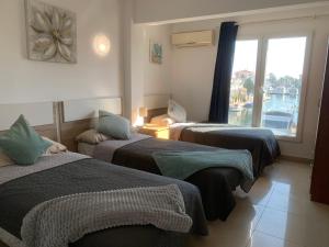 艾姆布里亞布拉瓦的住宿－Waterside Apartment - Two Bedroom，酒店客房设有两张床和窗户。