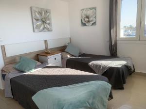 艾姆布里亞布拉瓦的住宿－Waterside Apartment - Two Bedroom，客房设有两张床和窗户。