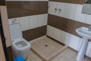 a bathroom with a toilet and a sink at Residencial Tablada in Tarija