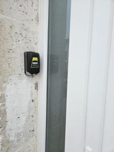 un abridor de puertas en el lateral de un edificio en Sarl la famille 2, en Angulema