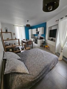 Un dormitorio con una cama y un comedor. en Sarl la famille 2, en Angulema